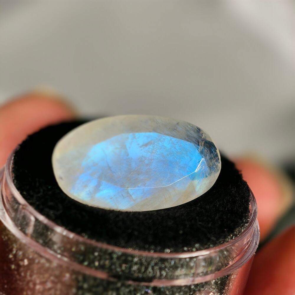 8.90ct Rainbow Moonstone Gemstone, India, Oval Cut